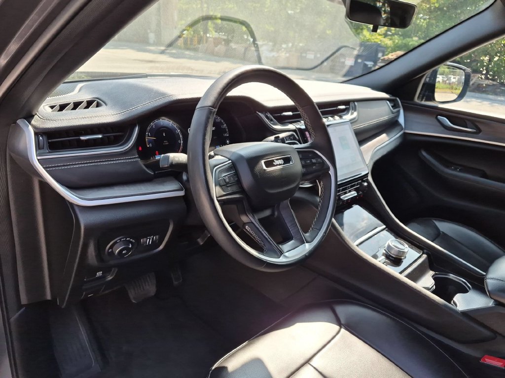 Used 2025 Jeep Grand Cherokee Limited AWD/4WD image 13