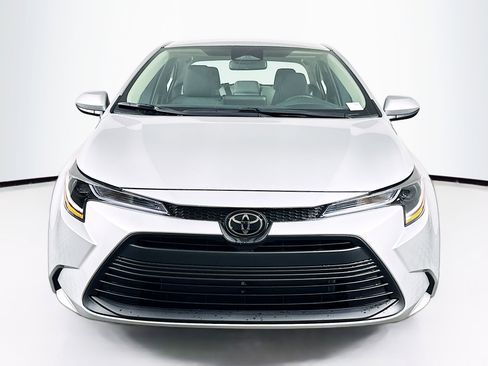 Used 2026 Toyota Corolla LE image 2
