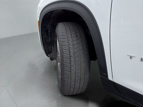 Used 2025 Chevrolet Traverse LT FWD image 41