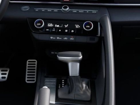 Used 2025 Hyundai Elantra SEL image 17