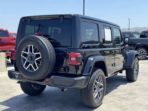 Used 2025 Jeep Wrangler Unlimited Sahara AWD/4WD image 6