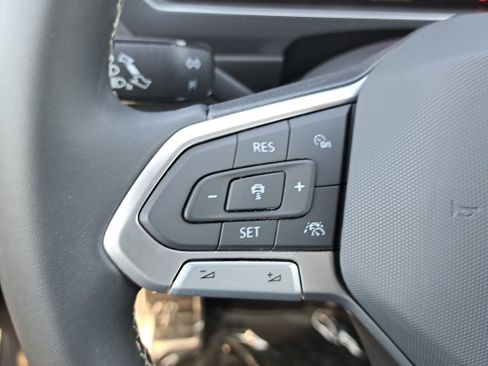 Used 2023 Volkswagen Tiguan SE R-Line FWD image 17