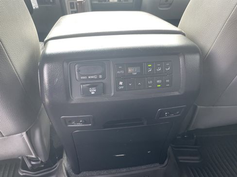 Used 2017 Toyota Sequoia Platinum image 32