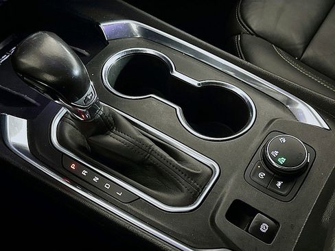 Used 2022 Chevrolet Traverse LT image 17