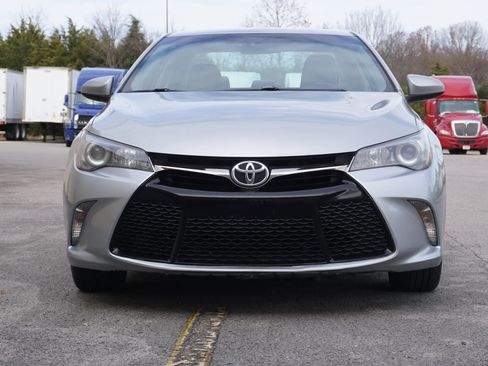 Used 2016 Toyota Camry SE image 2