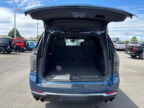 Used 2025 Chevrolet Suburban Premier AWD/4WD image 36