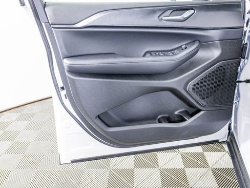 New 2025 Jeep Grand Cherokee Altitude image 14