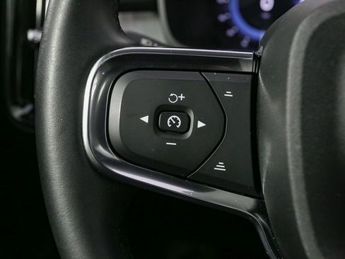 Used 2025 Volvo XC40 B5 Core image 32