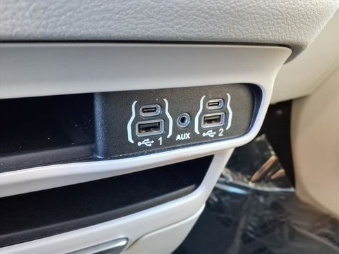 Used 2024 Chrysler Pacifica Touring-L image 18