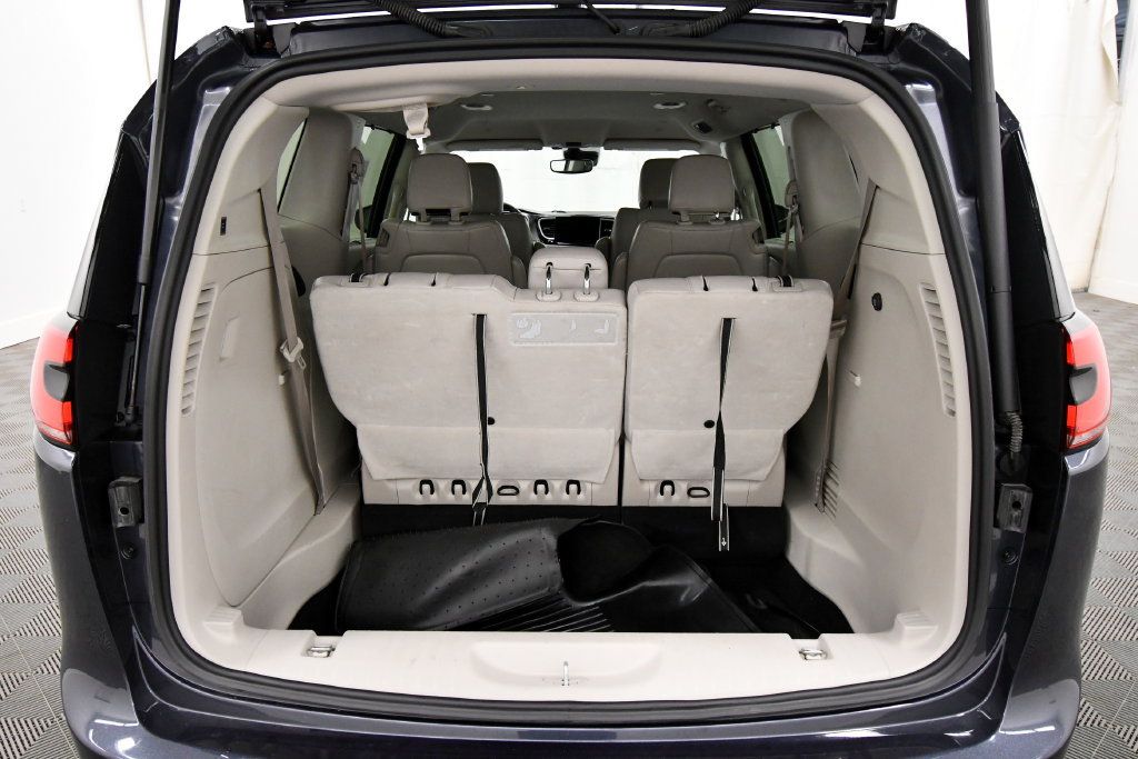 Used 2021 Chrysler Pacifica Touring-L FWD image 7