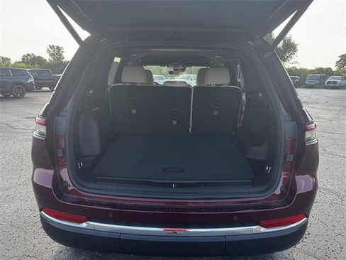 New 2025 Jeep Grand Cherokee Limited w/ Luxury Tech Group II image 18