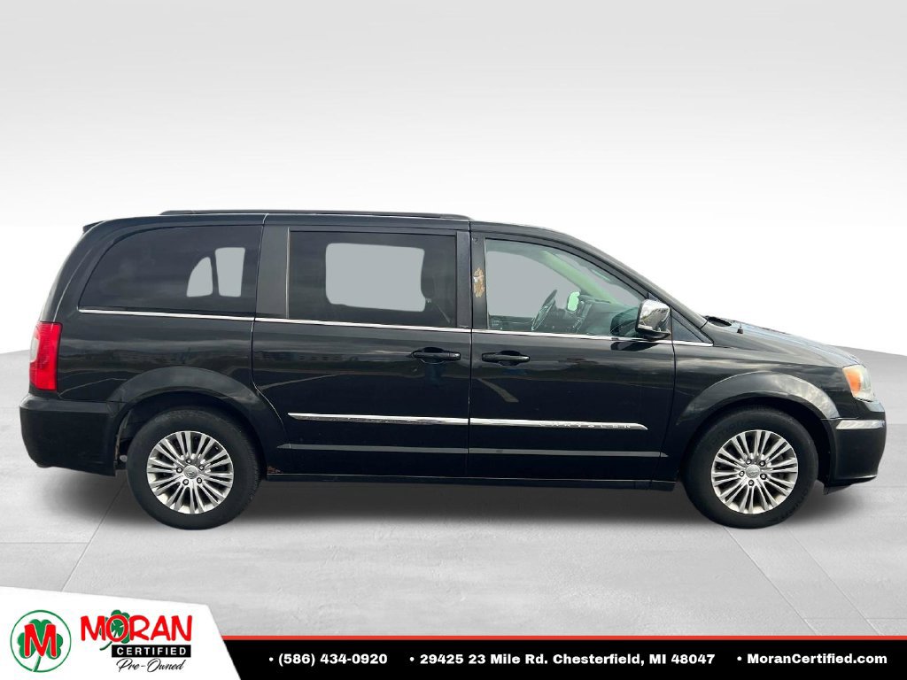 Used 2014 Chrysler Town & Country Touring-L FWD image 6