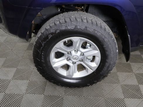 Used 2018 Toyota 4Runner SR5 AWD/4WD image 15