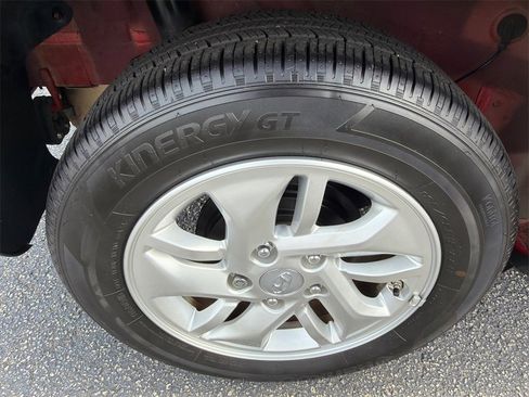 Used 2024 Hyundai Venue SE image 17