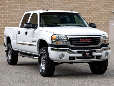 Used 2005 GMC Sierra 2500 SLE w/ Heavy-Duty Power Package AWD/4WD image 5