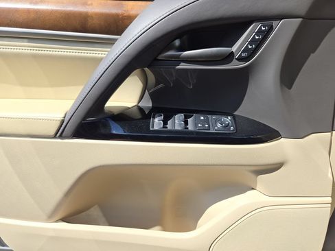 Used 2020 Lexus LX 570 4WD w/ Luxury Package image 23