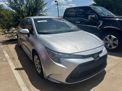 Used 2020 Toyota Corolla LE FWD image 3