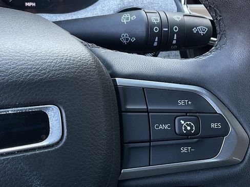 Used 2023 Jeep Compass Latitude image 24