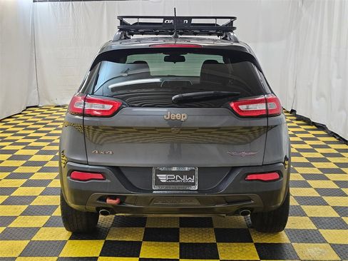 Used 2017 Jeep Cherokee Trailhawk image 4