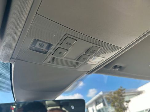 Used 2023 Volkswagen Tiguan SE image 59