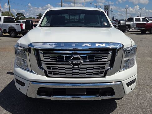 Used 2024 Nissan Titan SV w/ SV Convenience Package RWD image 18