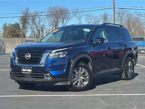 Used 2025 Nissan Pathfinder SV image 2