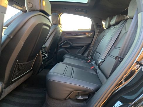 Used 2025 Porsche Cayenne Coupe image 32