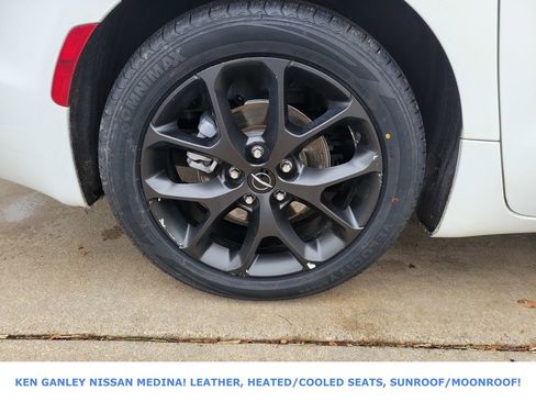 Used 2025 Chrysler Pacifica Limited image 21