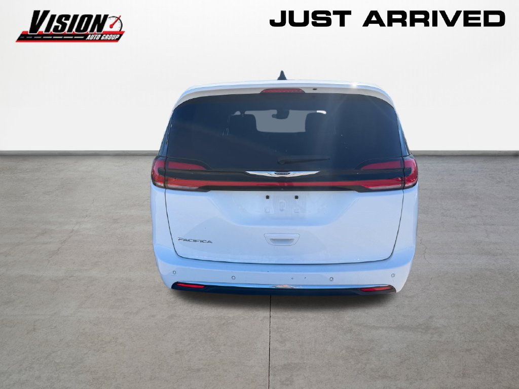 Used 2024 Chrysler Pacifica Touring-L FWD image 6