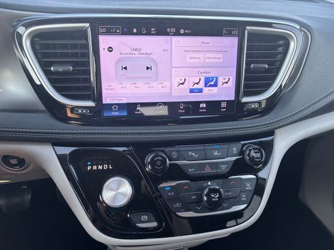 Used 2023 Chrysler Pacifica Touring-L FWD image 11