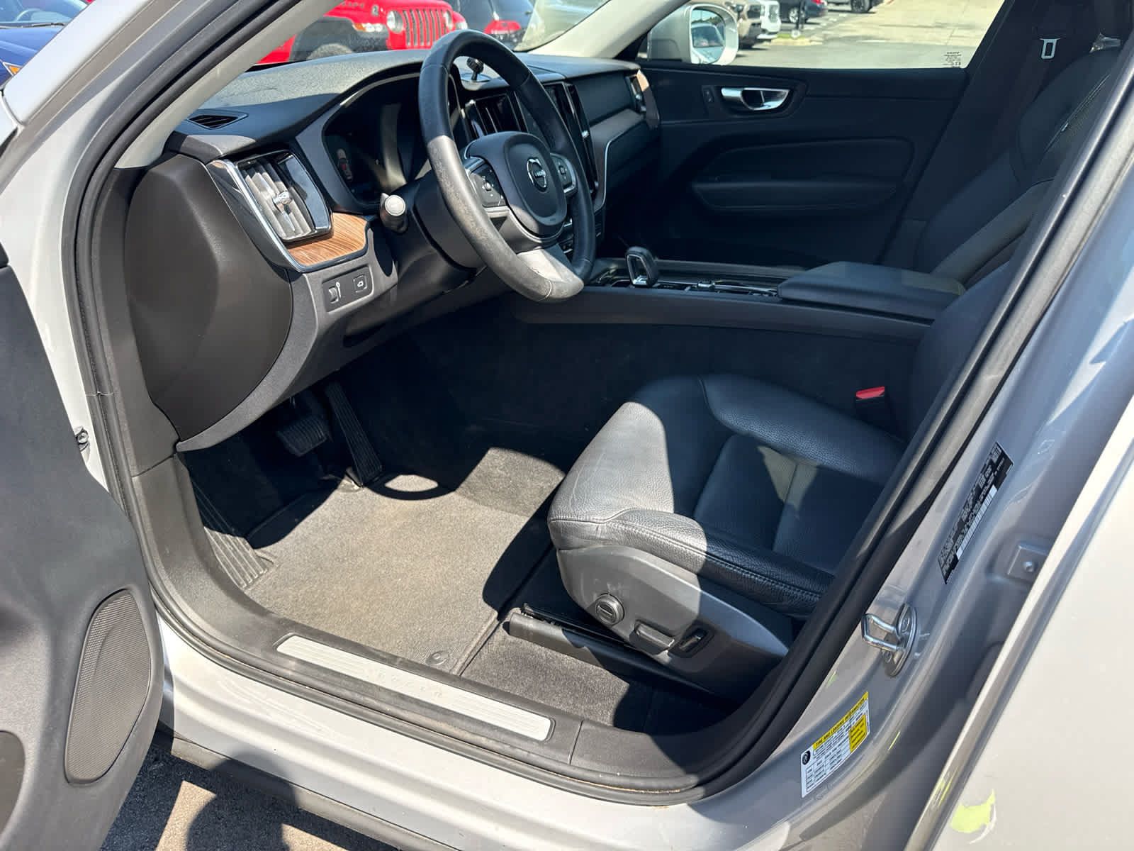 Used 2022 Volvo XC60 B5 Momentum AWD/4WD image 8