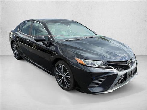 Used 2019 Toyota Camry SE FWD image 3