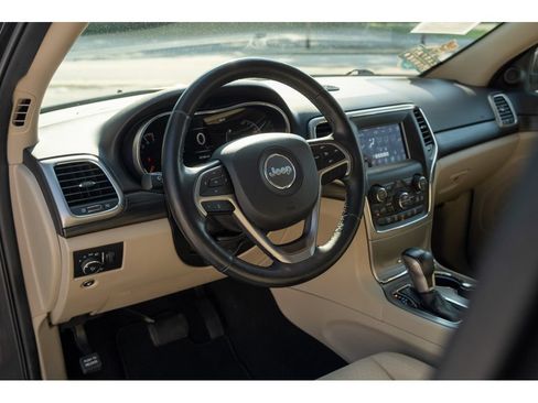 Used 2021 Jeep Grand Cherokee Laredo w/ Security & Convenience Group AWD/4WD image 11