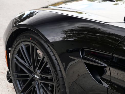 Used 2025 Aston Martin V8 Vantage Coupe image 9
