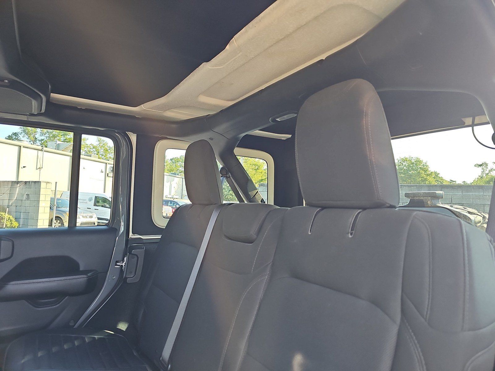 Used 2018 Jeep Wrangler Unlimited Sahara AWD/4WD image 13