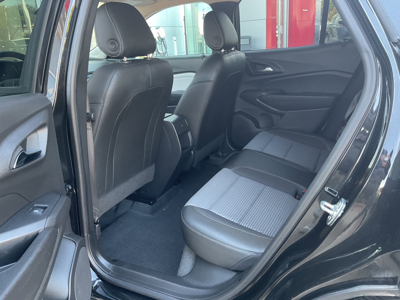Used 2025 Chevrolet Trax LT FWD image 10