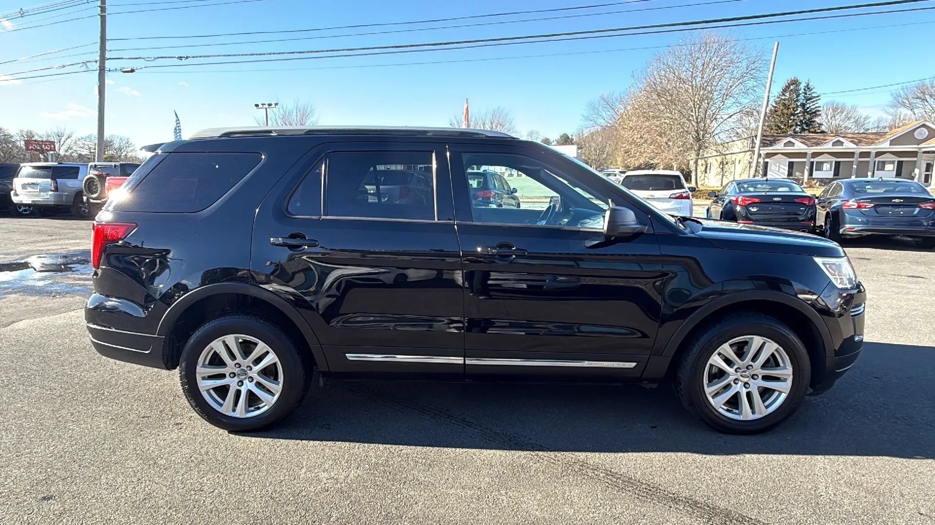 Used 2018 Ford Explorer XLT AWD/4WD image 10