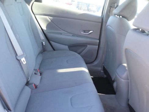 Used 2023 Hyundai Elantra SE FWD image 16