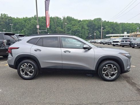 Used 2024 Chevrolet Trax LT w/ Sunroof Package FWD image 8