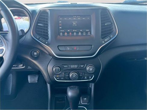 Used 2019 Jeep Cherokee Latitude Plus image 11