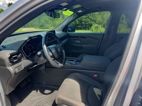 Used 2025 Honda Pilot Sport image 11