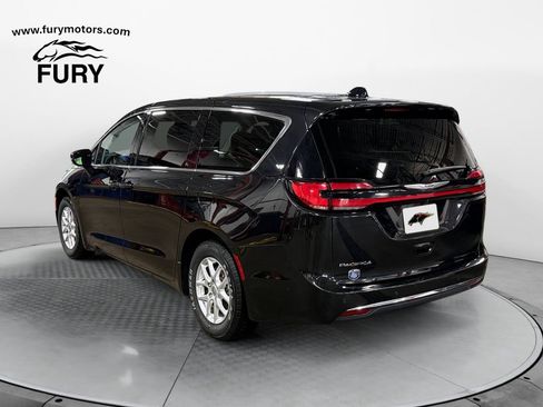 Used 2023 Chrysler Pacifica Touring-L FWD image 5