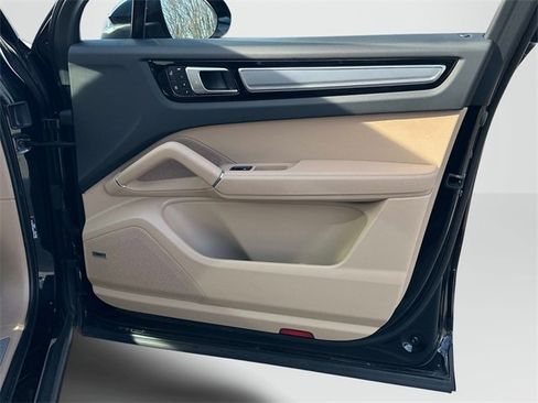 Used 2023 Porsche Cayenne Platinum Edition image 23