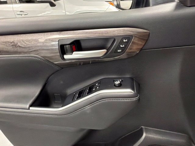 Used 2024 Toyota Highlander Platinum AWD/4WD image 31