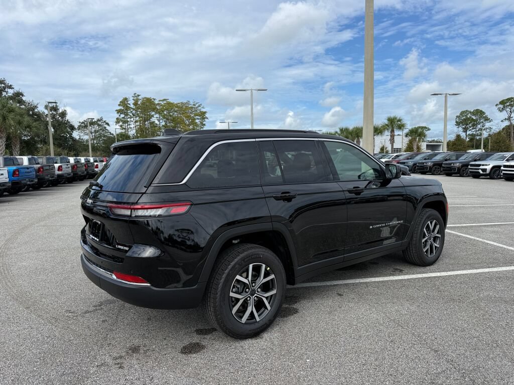New 2027 Jeep Grand Cherokee Laredo AWD/4WD image 3