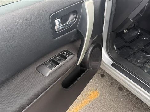 Used 2014 Nissan Rogue S image 27