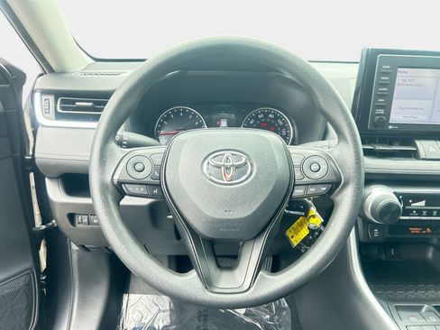 Used 2021 Toyota RAV4 LE FWD image 16