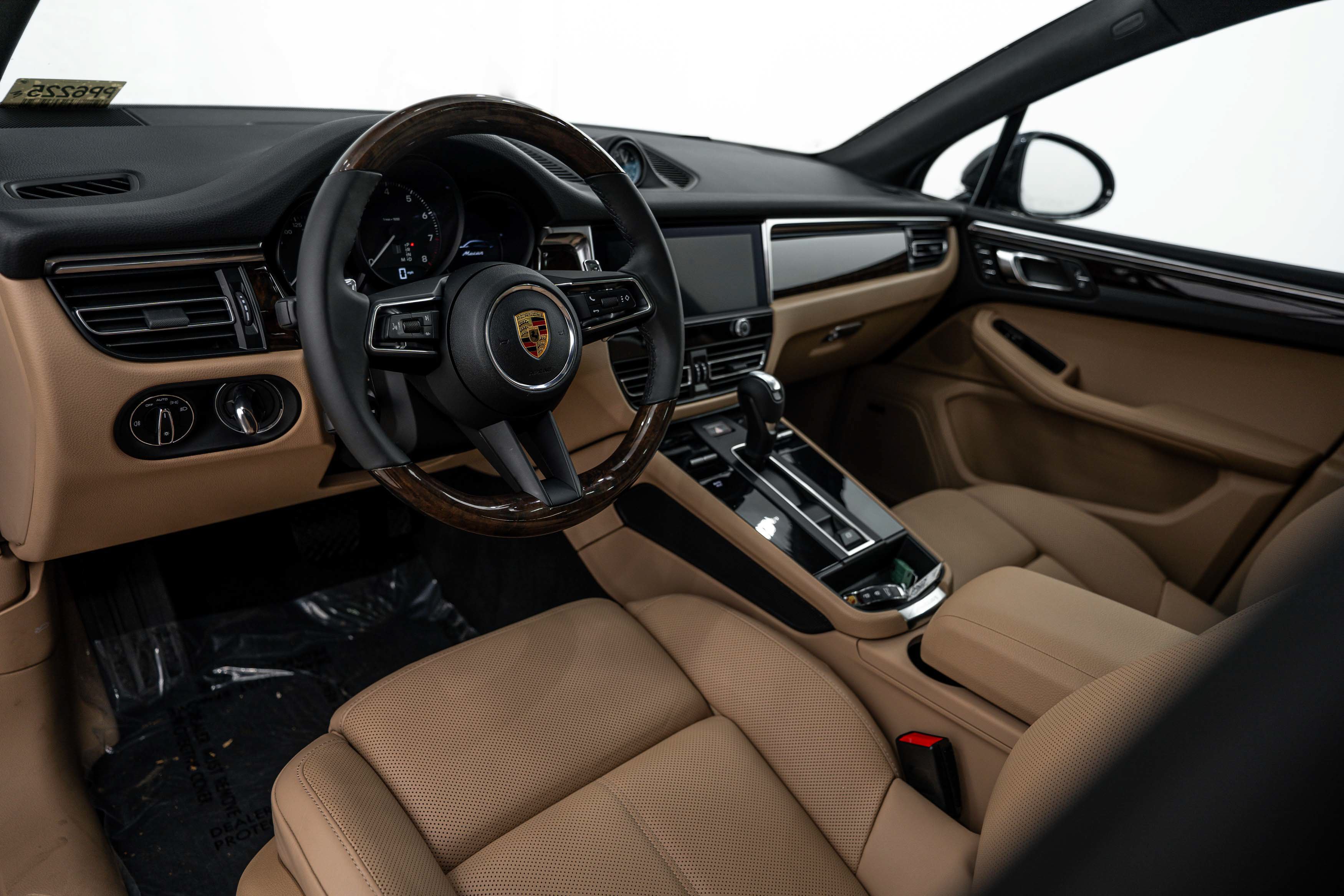 Certified 2025 Porsche Macan AWD/4WD image 4