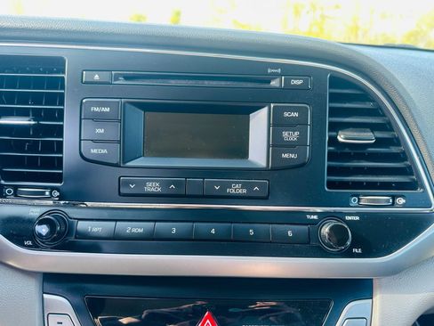 Used 2017 Hyundai Elantra SE FWD image 17