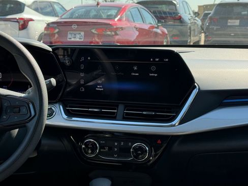 Used 2025 Chevrolet Trax LT image 17